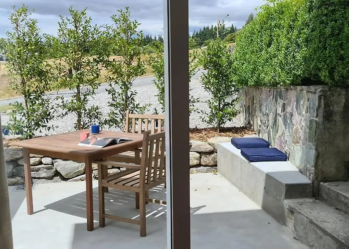 Kowhai Apartment - Private Opposite Golf Course Central Wanaka