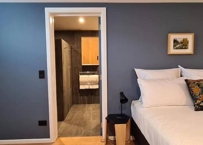 Kowhai Apartment - Private Opposite Golf Course Central Wanaka